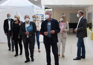 Dr. Karsten Rudolf (im Vordergrund) und Wolfgang Schweikert (re.) erläuterten der SPD-Delegation das Konzept der Diakonie-Klinik Mosbach.